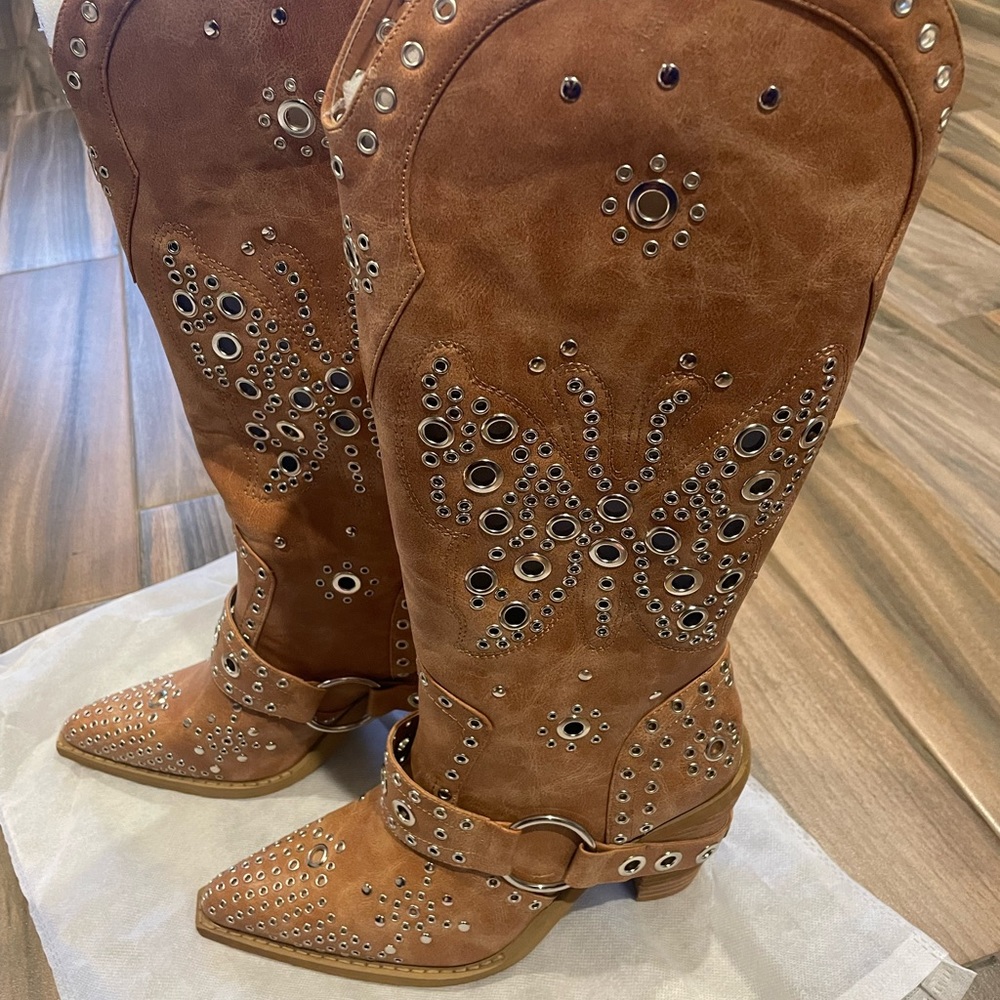 Boots - Picture 3 of 5